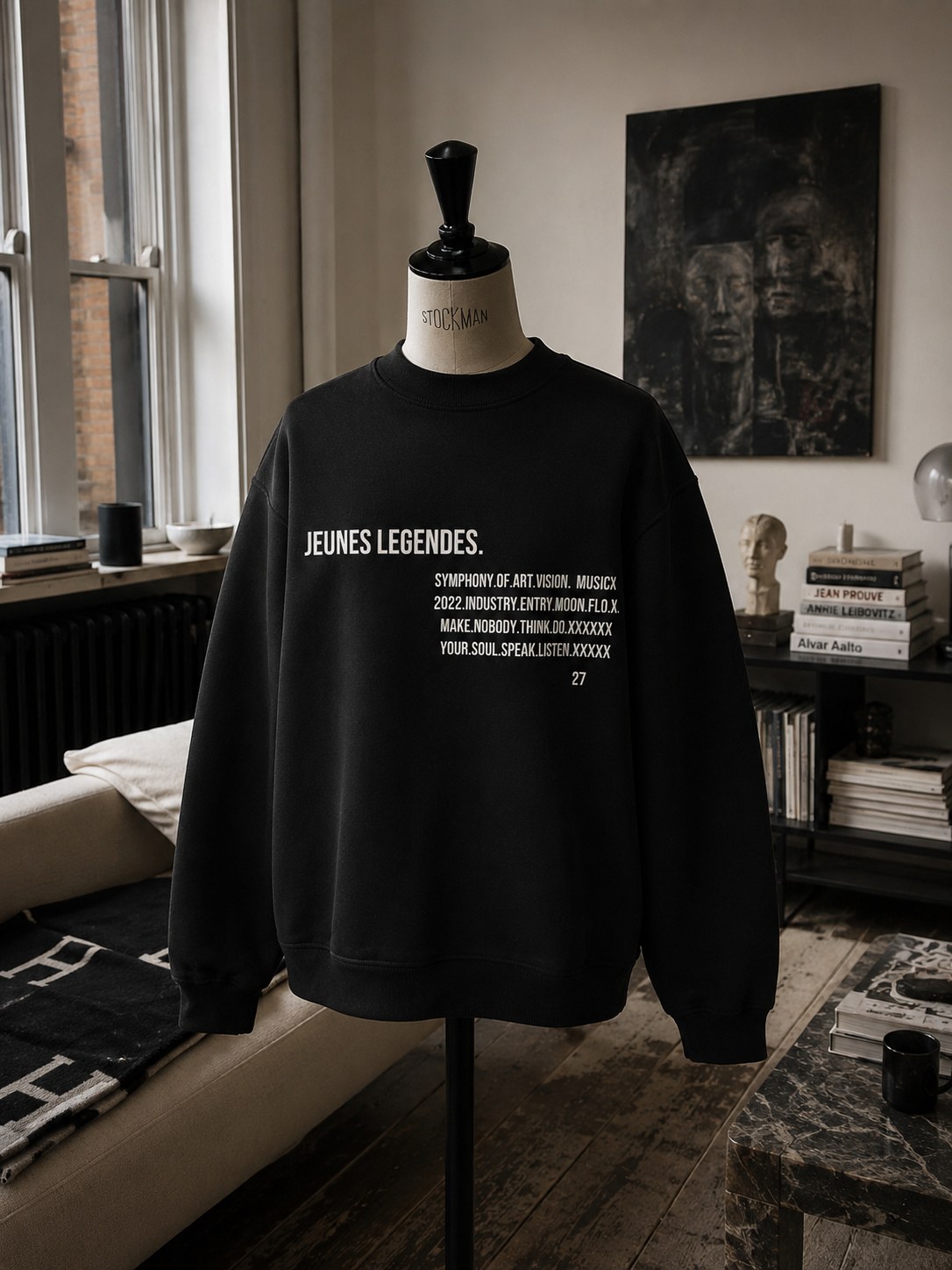 Sweat Jeunes Légendes noir sur buste, dans un appartement parisien
